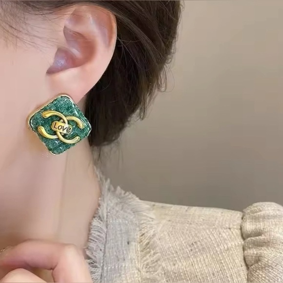 High Fashion Velvet Love Earrings - Picture 3 of 4